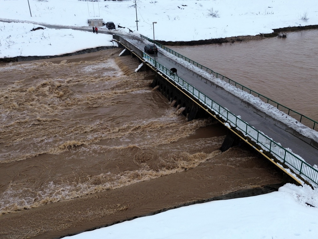 Premijer Uk i ministar Pandurević obišli poplavama ugrožena područja