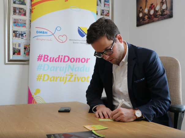 Premijer Uk potpisao donorsku karticu, pozvao sve da razmotre ovu plemenitu mogućnost