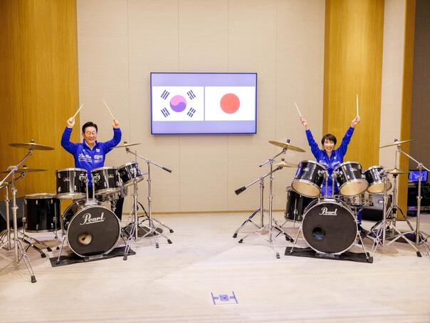 Premijeri Japana i Južne Koreje zajedno svirali bubnjeve