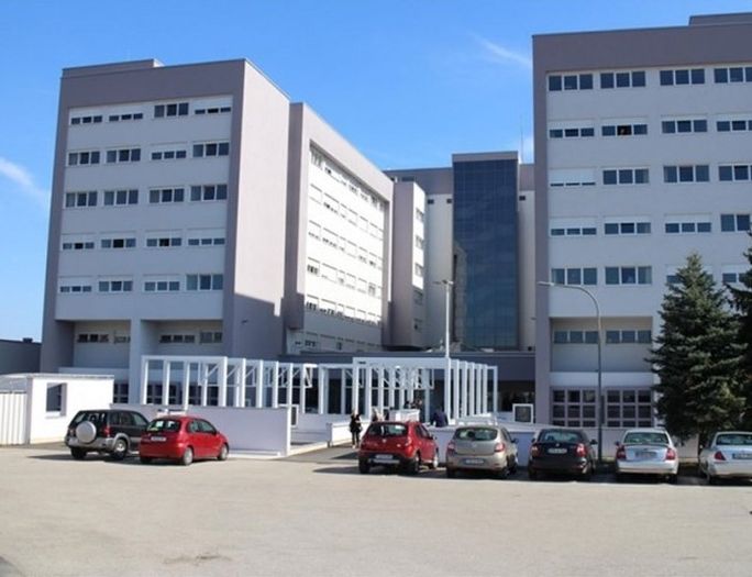 Preminula žena na UKC RS koja je pala sa petog sprata