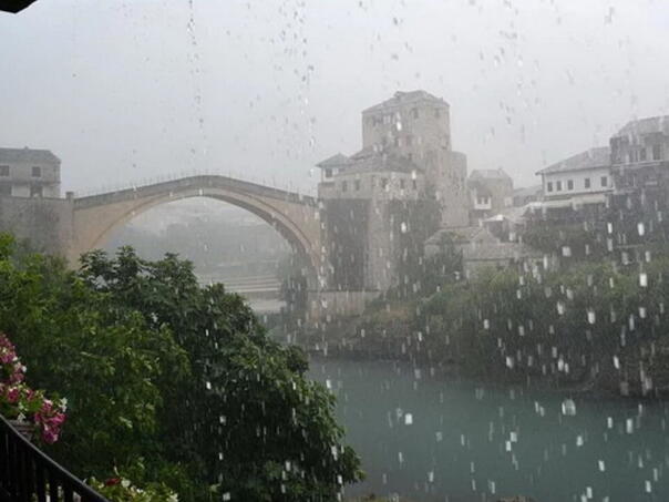 Pretežno oblačno vrijeme, ponegdje u Hercegovini registrovana kiša, u Bihaću 11 stepeni