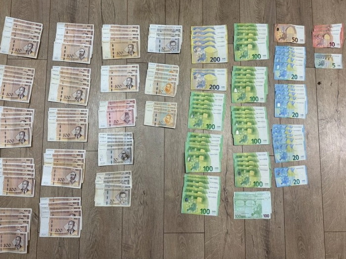 Pretres u Kalesiji: Zaplijenjeno 2,5 kilograma droge, pronađen i novac