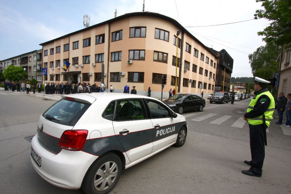 Pretresi u Tuzlanskom kantonu: Pronađeni oružje, municija i droga