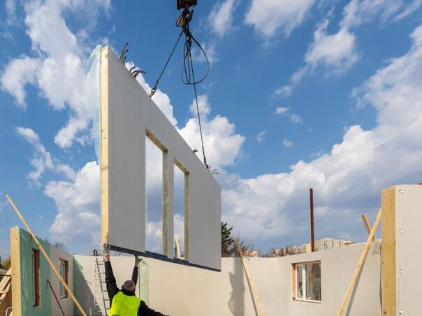 Prevara u Crnoj Gori: Uzeli novac za montažne kuće koje nikad nisu završene