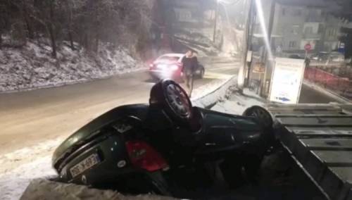 Prevrnuo se automobil u Sarajevu i udario u trafostanicu