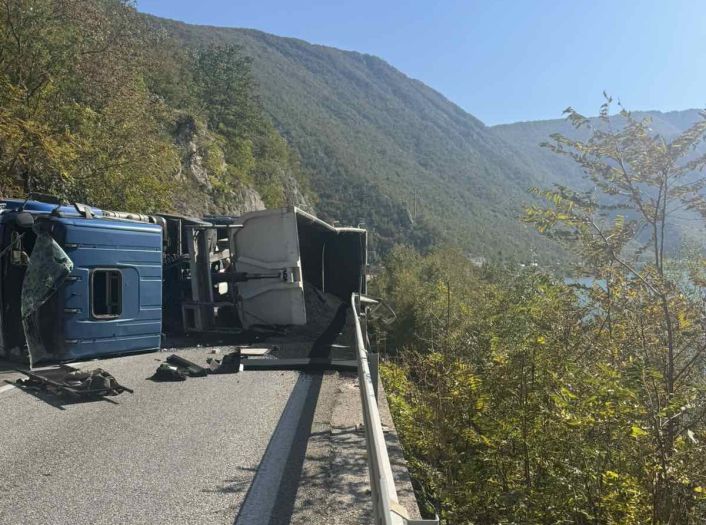 Prevrnuo se teretni kamion na cesti Jablanica-Mostar: Formirale se gužve