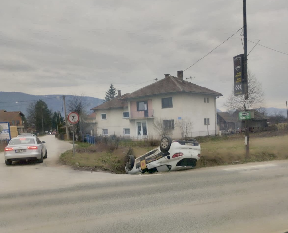 Prevrnuto vozilo: Automobil završio u kanalu pored puta