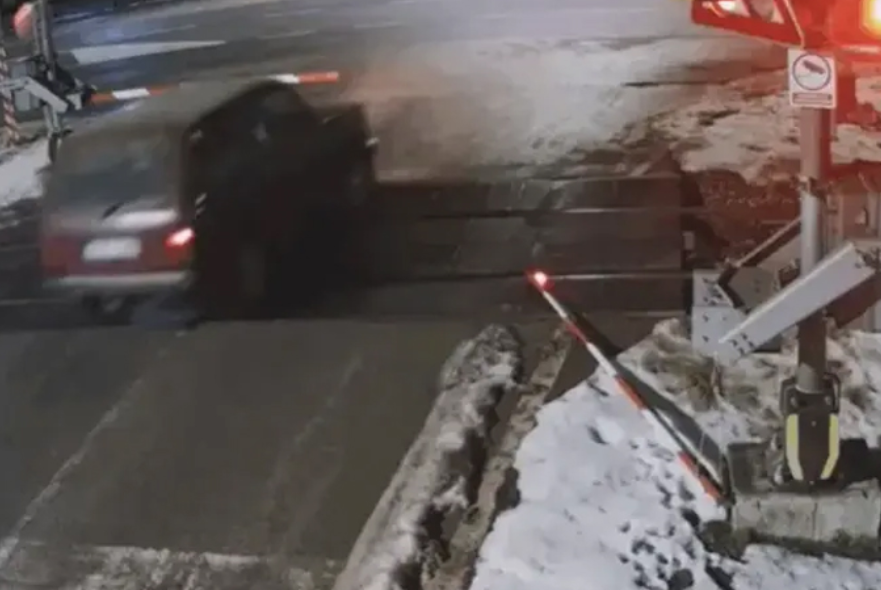 Prijedor: Pijani vozač bez dozvole probio rampu na pružnom prelazu