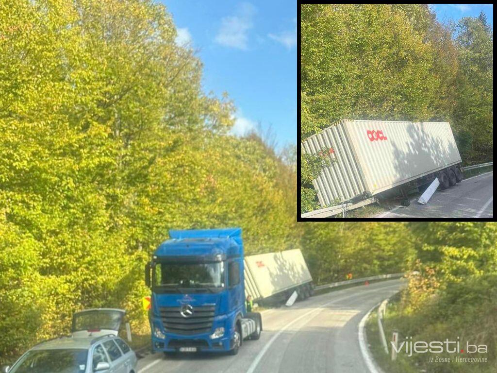 Prikolica se otkačila s kamiona i sletila sa ceste kod Kladnja