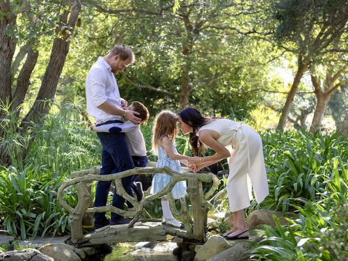 Princ Harry i Meghan Markle podijelili porodičnu fotografiju i božićnu poruku