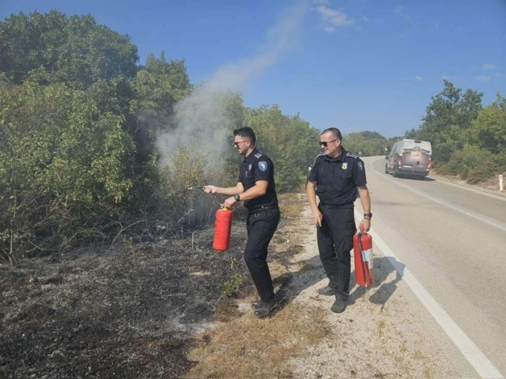 Pripadnici policije BiH ugasili požar u blizini graničnog prijelaza Kamensko