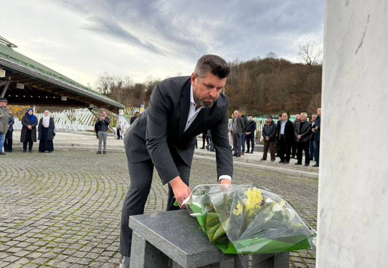 Pripadnik četničkog pokreta iz Srbije vrijeđao žrtve genocida ispred MC u Potočarima