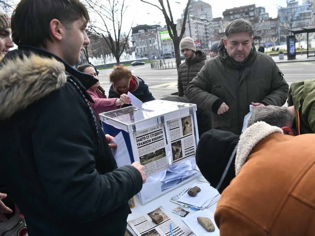 Pritisak na Vučića raste: Studenti i građani masovno traže izbore