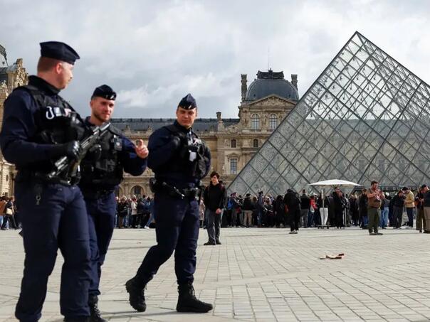 Priveden četvrti osumnjičeni za krađu u Luvru