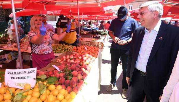 Prodavačica na pijaci čelnicima HDZ-a pokazala srednji prst