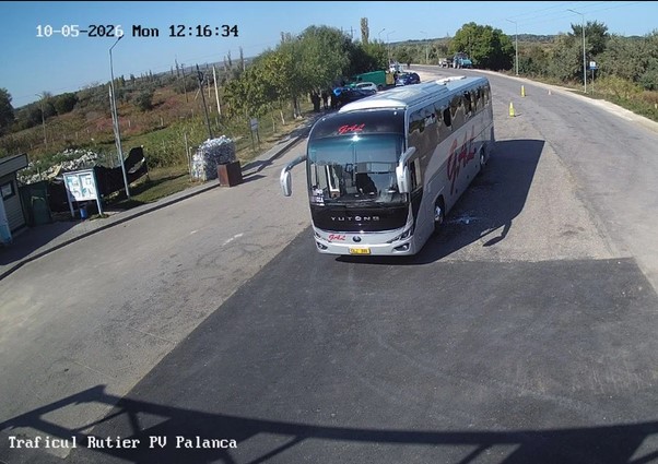 Projektil pao kod granice i pogodio autobus, povrijeđen policajac