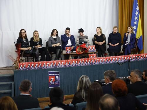 Roman "Prenijet ću te preko Praga": Priča o diplomatiji srca i životnim iskušenjima