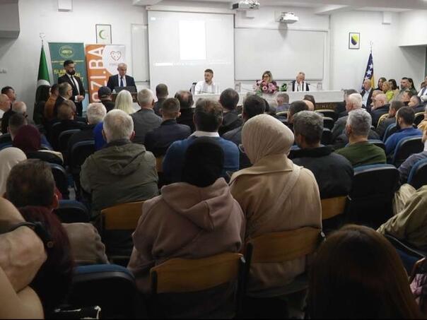 Promovisana knjiga "Ostani uspravan", prihod od prodaje ide za djecu u Gazi