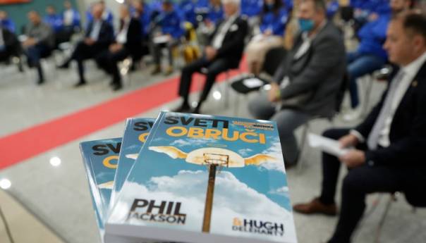 Promovisana knjiga 'Sveti obruči' legendarnog košarkaškog trenera Phila Jacksona