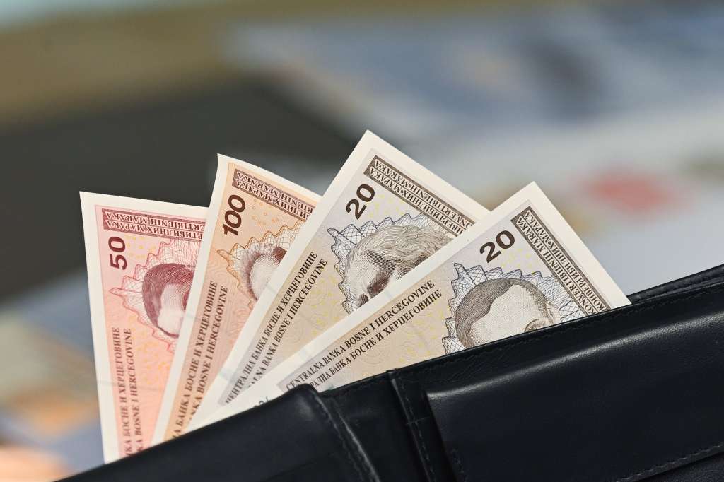 Prosječna neto plata u FBiH u februaru 1.525 KM, bruto 2.380 KM