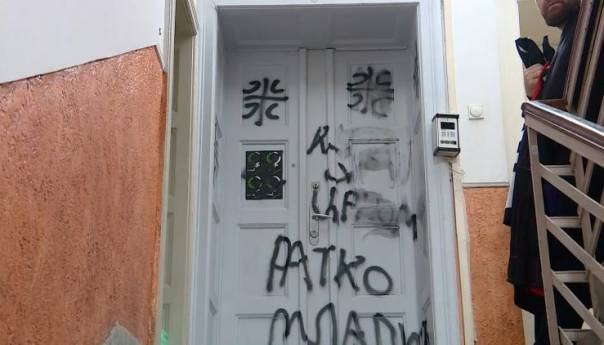 Prostorije Žena u crnom ispisane grafitima podrške Mladiću