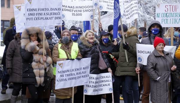 Protest ispred Vlade KS: Najvljena tužba protiv Forte