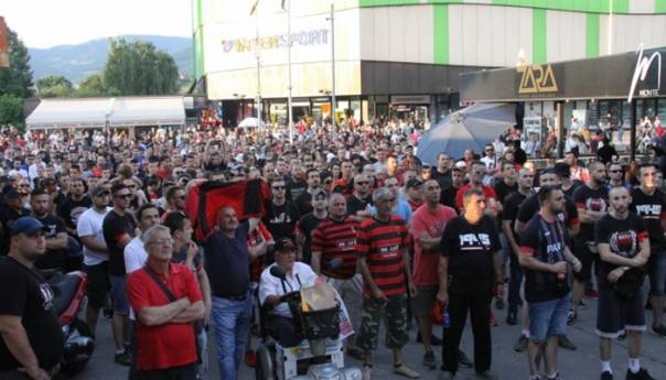 Protest navijača Čelika, nezadovoljni odnosom Gradske uprave i gradonačelnika