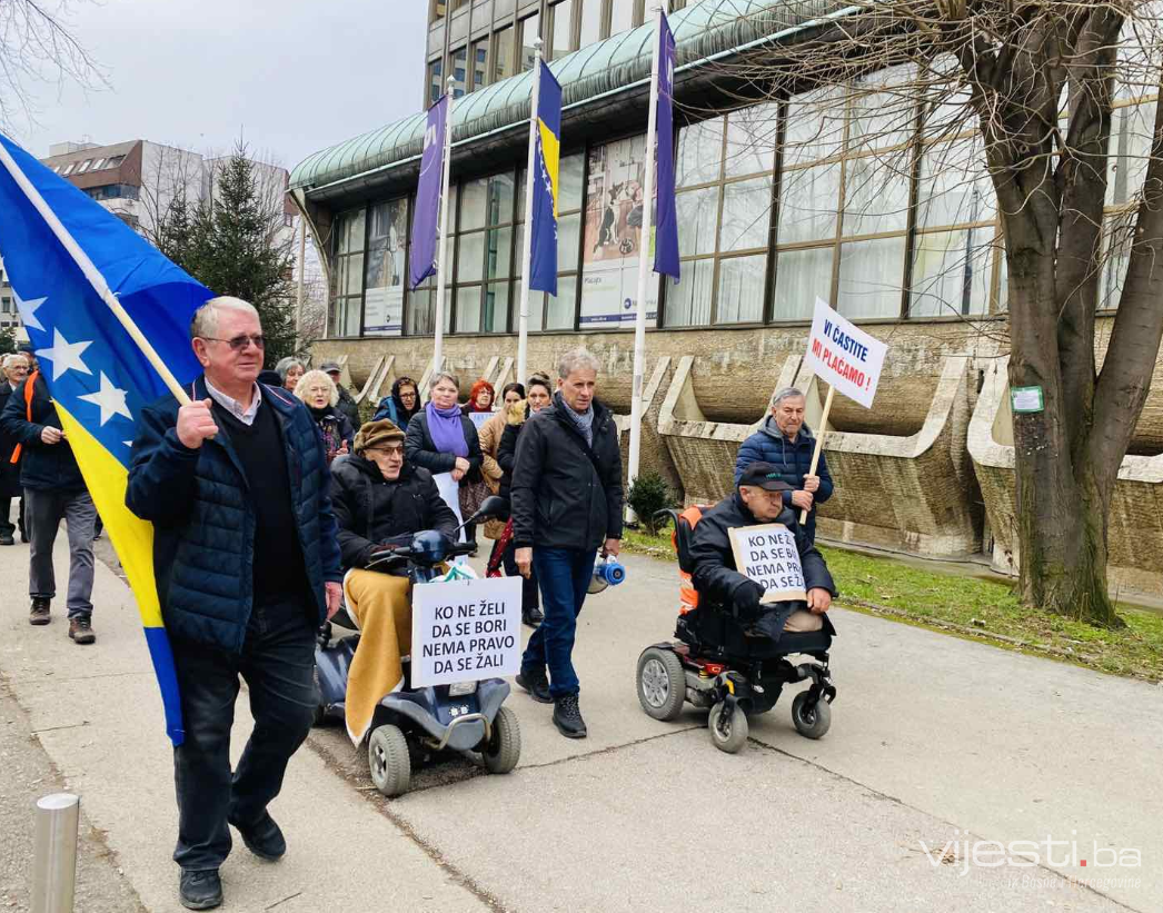 Protest u Tuzli: "Bijeli hljeb i paušali političarima, kontejneri penzionerima"