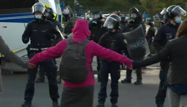 Protest protiv mjera u Ljubljani: Policija došla s vodenim topom, digla i helikopter