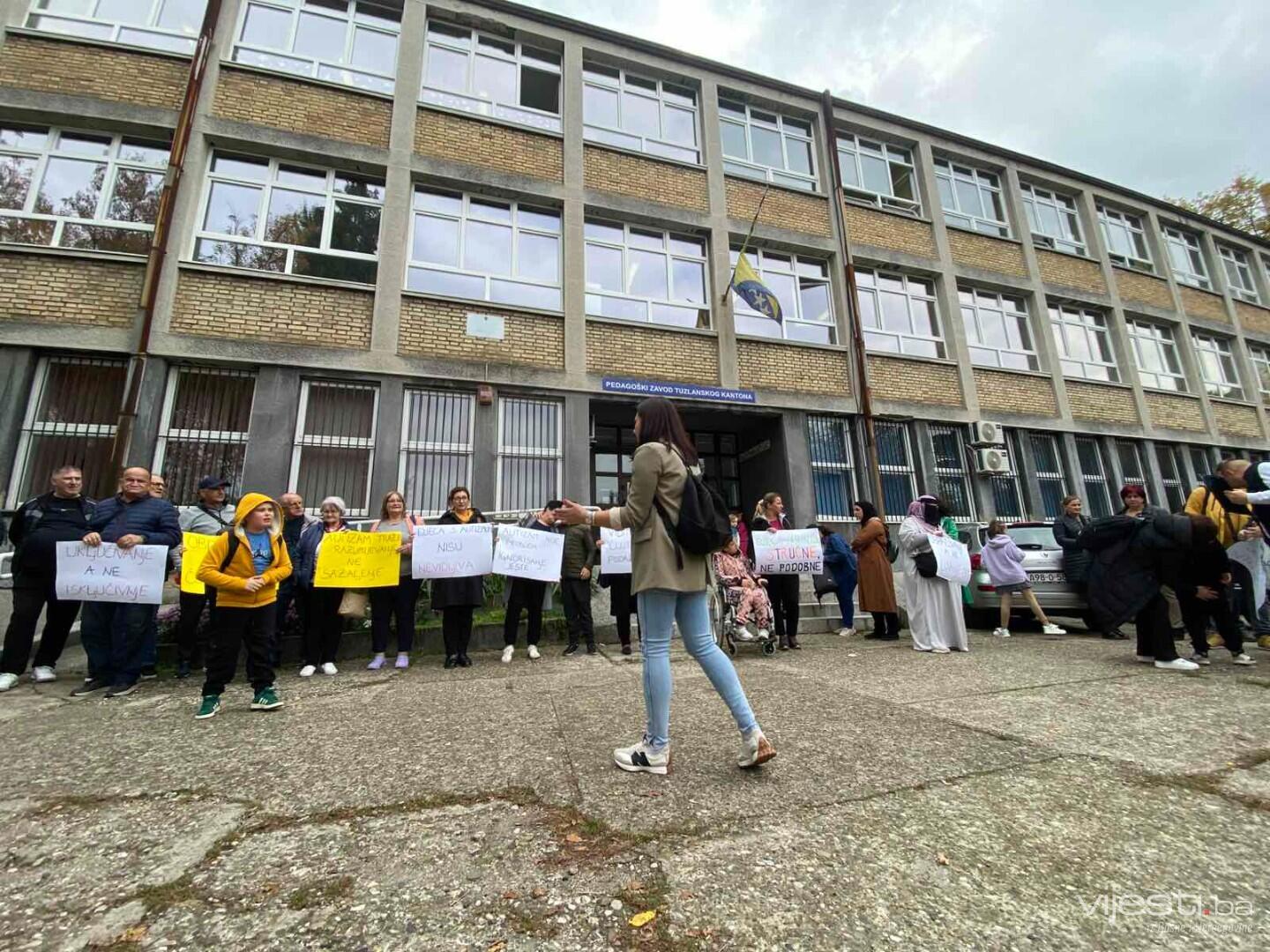 Protest roditelja djece sa autizmom u Tuzli: Javnost mora znati o čemu se radi