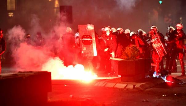 Foto/Video: Haos u Beogradu, sukobi ne prestaju