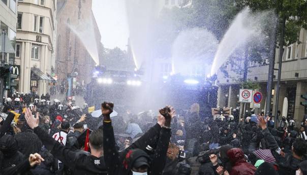 Protest u Njemačkoj prerastao u nasilje, policija koristila biber sprej