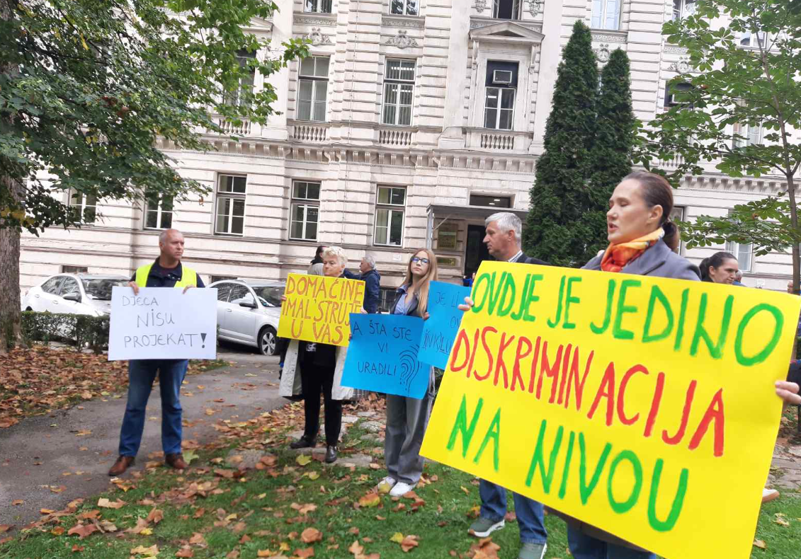Protest Udruženja Colibri ispred Vlade KS: Inkluzija ili iluzija?