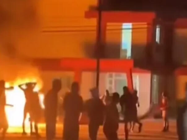 Protesti na Kubi eskalirali: Demonstranti opljačkali zgradu Komunističke partije