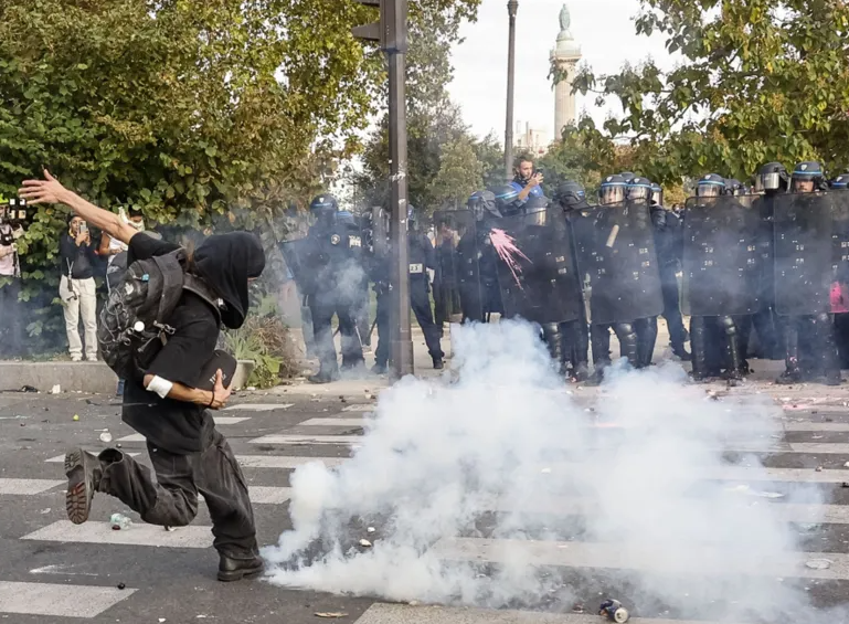 Protesti tresu Francusku: Vlada obećala 3.000 novih nastavnika