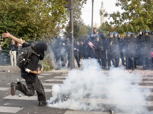 Protesti tresu Francusku: Vlada obećala 3.000 novih nastavnika