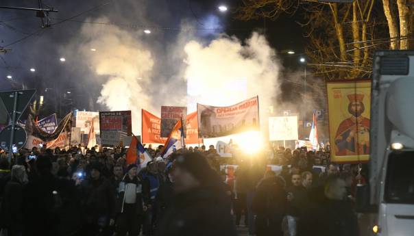 Protesti u Beogradu: Baklje i parole 'ne damo Kosovo'