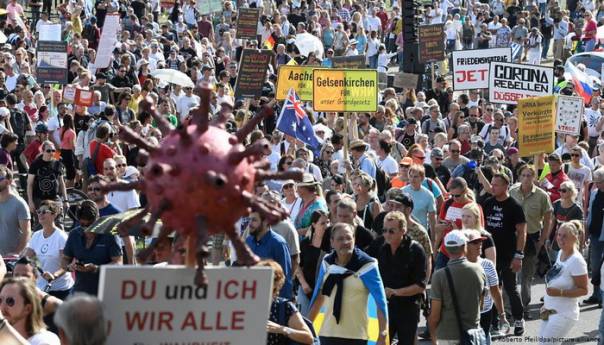 Protesti u Düsseldorfu protiv ograničenja uvedenih zbog koronavirusa