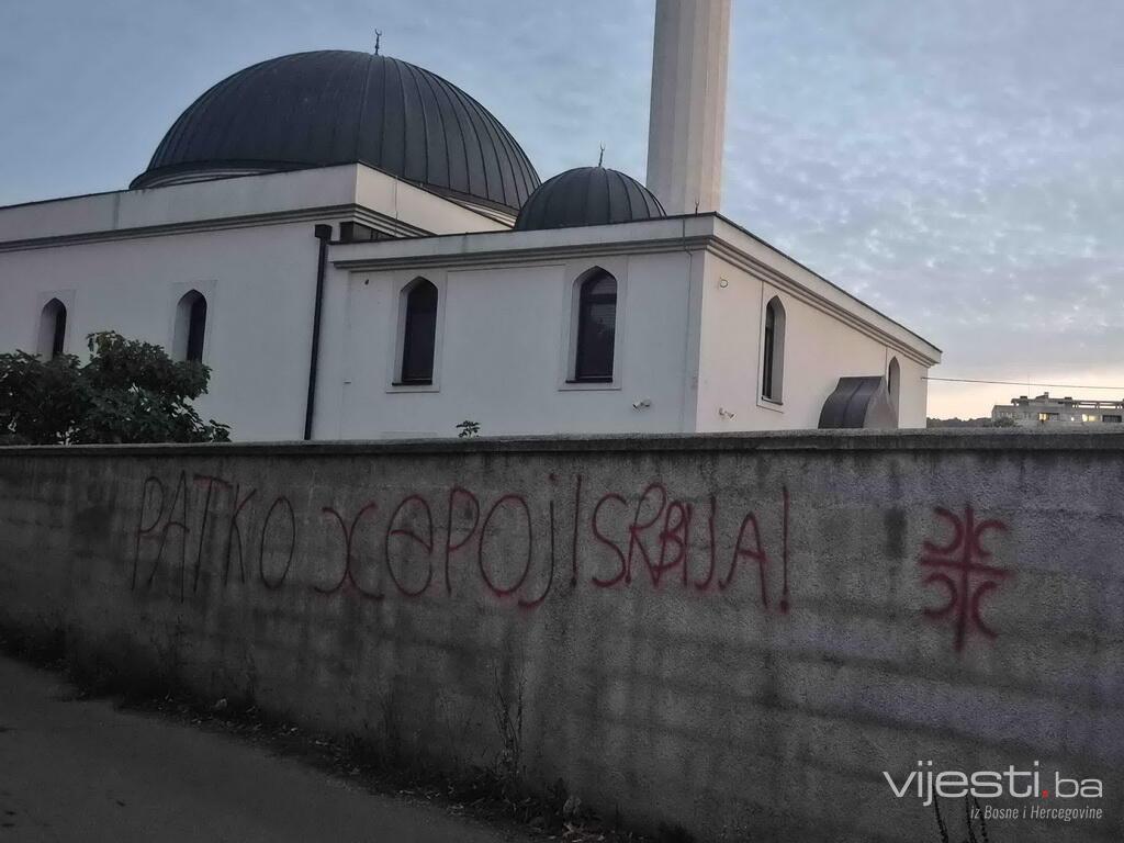 Provokacija u Banjoj Luci: Na zidu džamije osvanuo grafit koji veliča zločinca Mladića