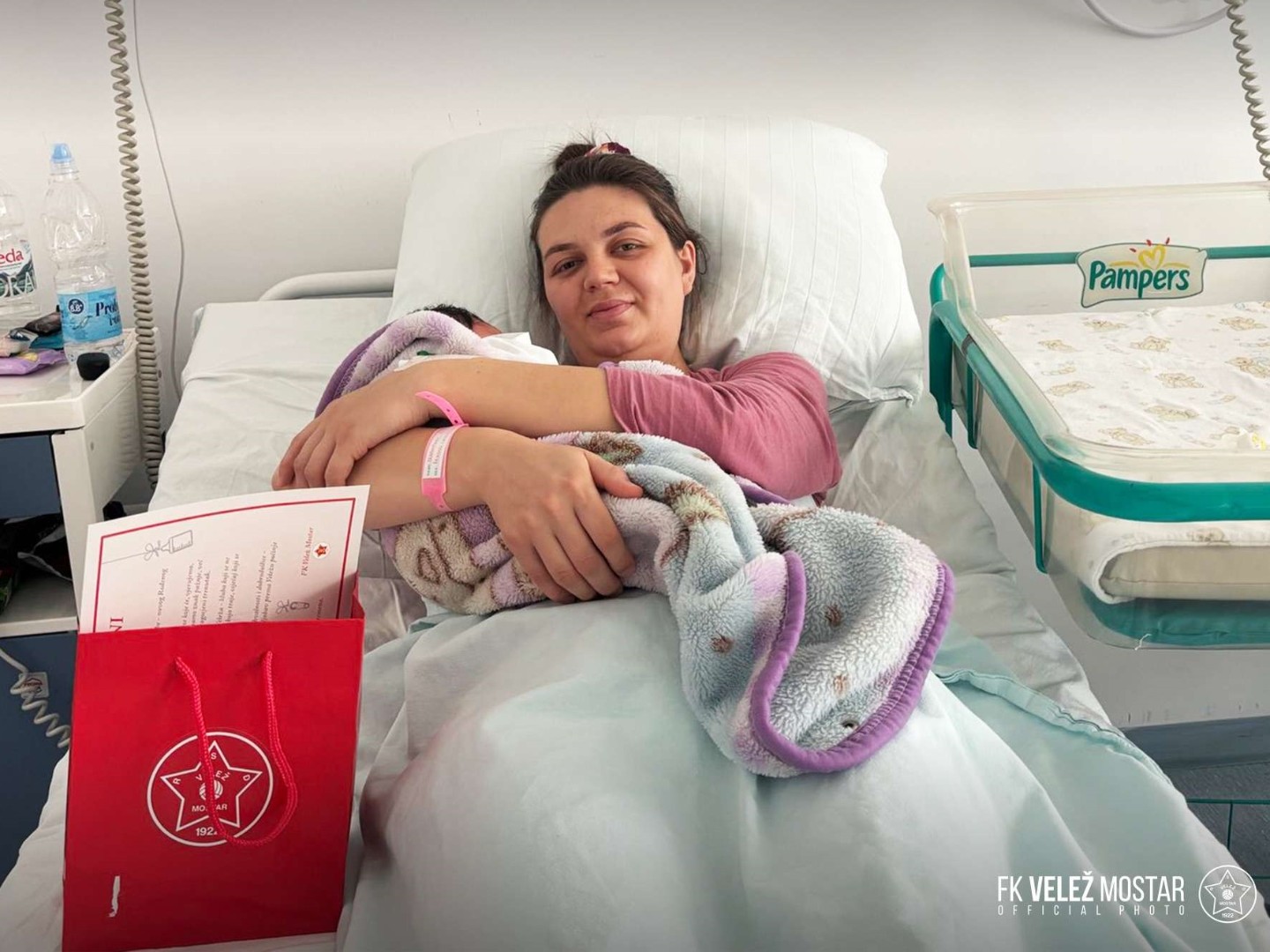 Prva beba rođena u 2026. godini u Mostaru postala članica FK Velež