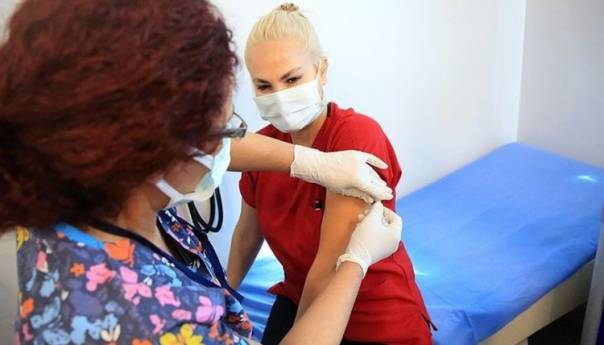Prvi dan vakcinacije u Turskoj:  100.000 zdravstvenih radnika primilo vakcinu