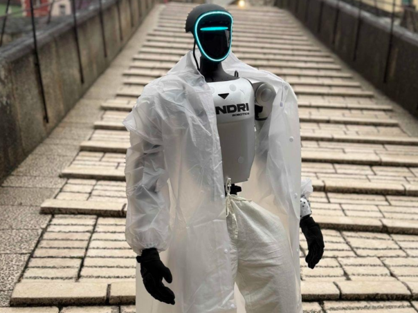 Prvi humanoidni robot u BiH prošetao Starim mostom, pitali ga hoće li skočiti
