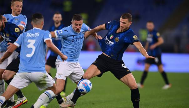 Prvi poraz Intera, Džeko izviždan