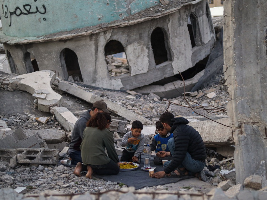 Prvi ramazanski iftar na ruševinama džamije u Gazi