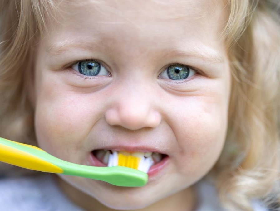 Prvi zubići kod beba: Kada početi i kako pravilno čistiti?