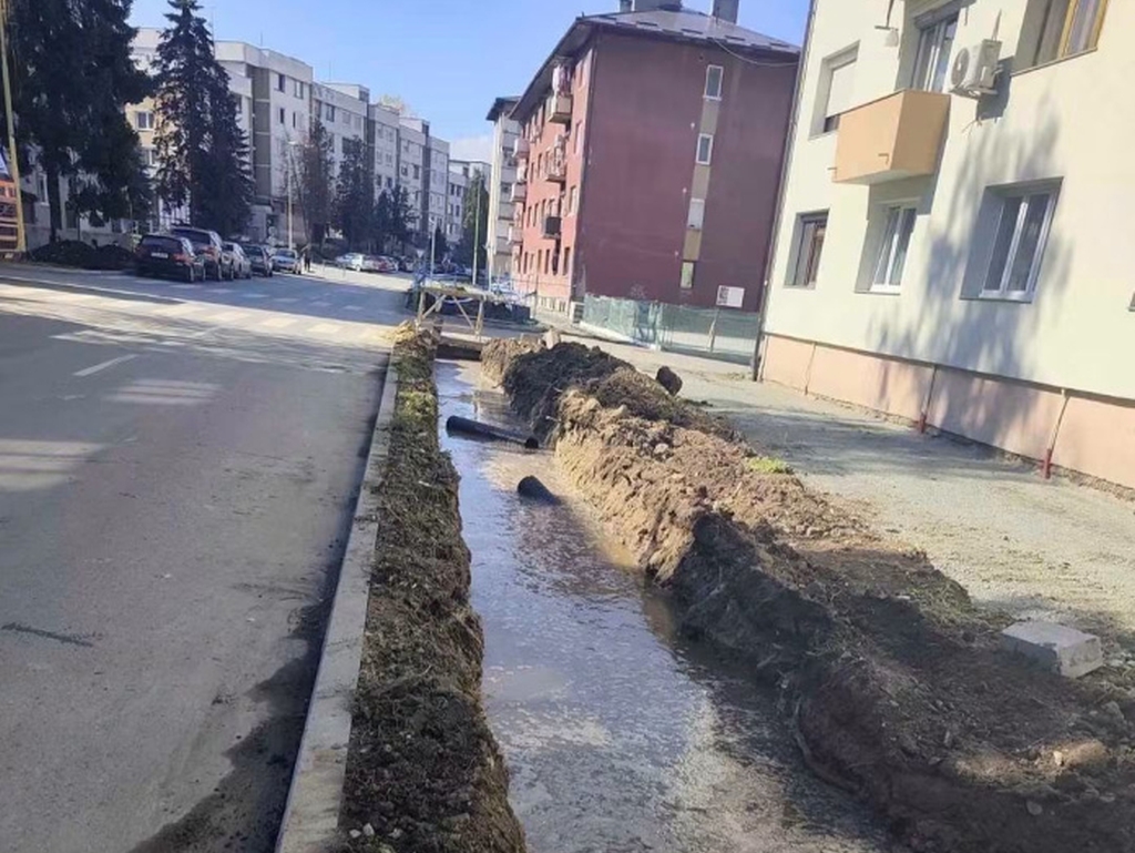 Pukla cijev u centru grada, građani ostali bez vode