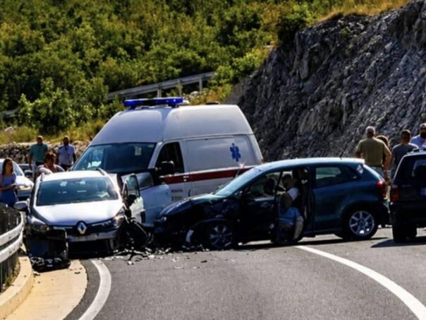 Put prema Neumu potpuno blokiran zbog lančanog sudara