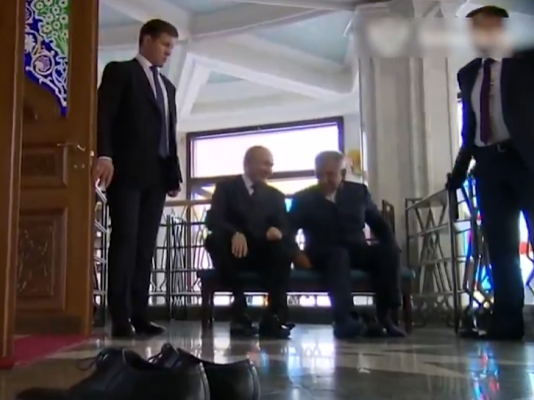 Putin posjetio Veliku džamiju u Kazanu, skinuo obuću tokom ulaska
