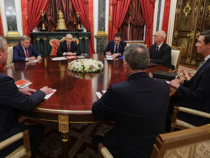 Putin satima razgovarao s dvojcem od najvećeg Trumpovog povjerenja