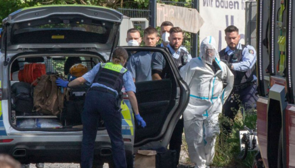Putnik ubadao ljude u vozu, jedva ga savladali